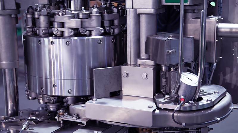 Seamer machine used in beverage manufacturing