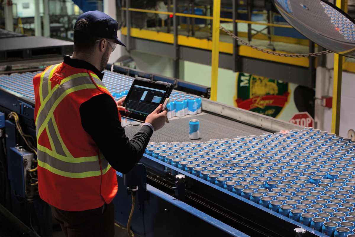 Plant worker using SmartSkin container twins to make data-driven decisions